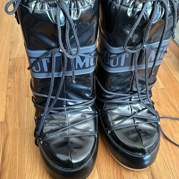 Moon Boot sz 9/10.5 like new NWOT shiny black and charcoal grey no wear on soles - Picture 5 of 7